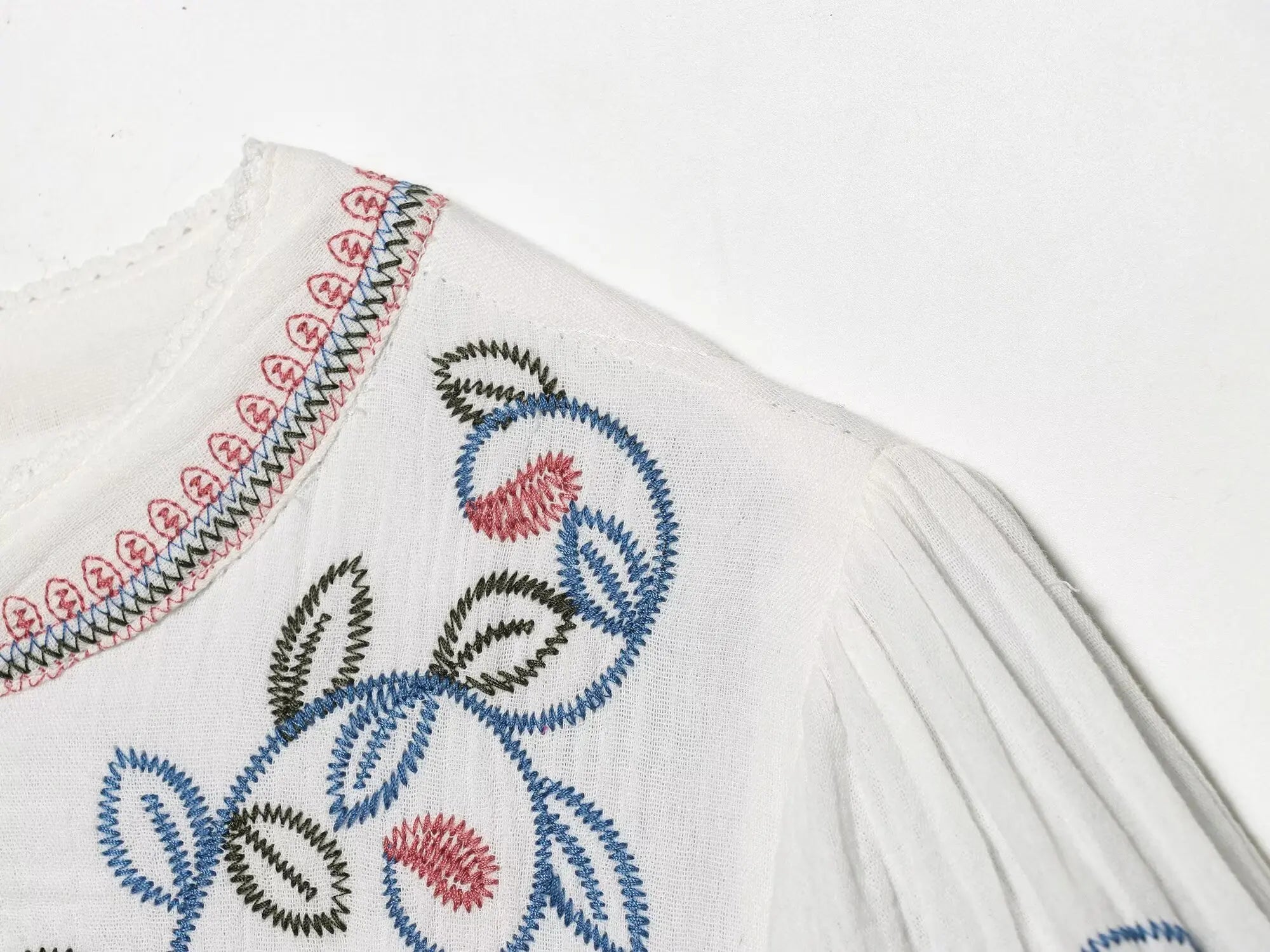 Blusa Boho Bordada Blanca — Manga Farol Abierta