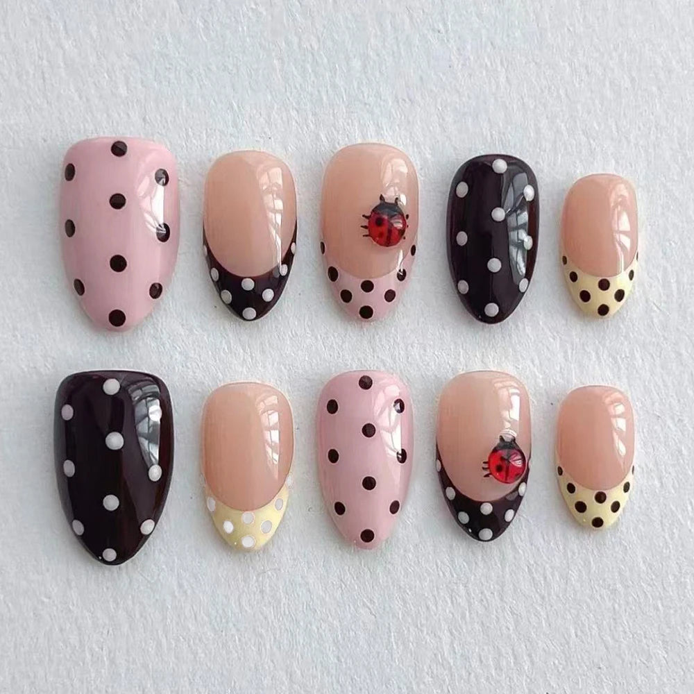 Set de Uñas Postizas con Diseño Floral y Mariquitas