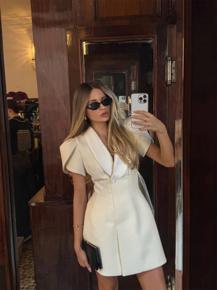 Vestido Mini Cuello Alto — Mangas Abullonadas y Botonadura