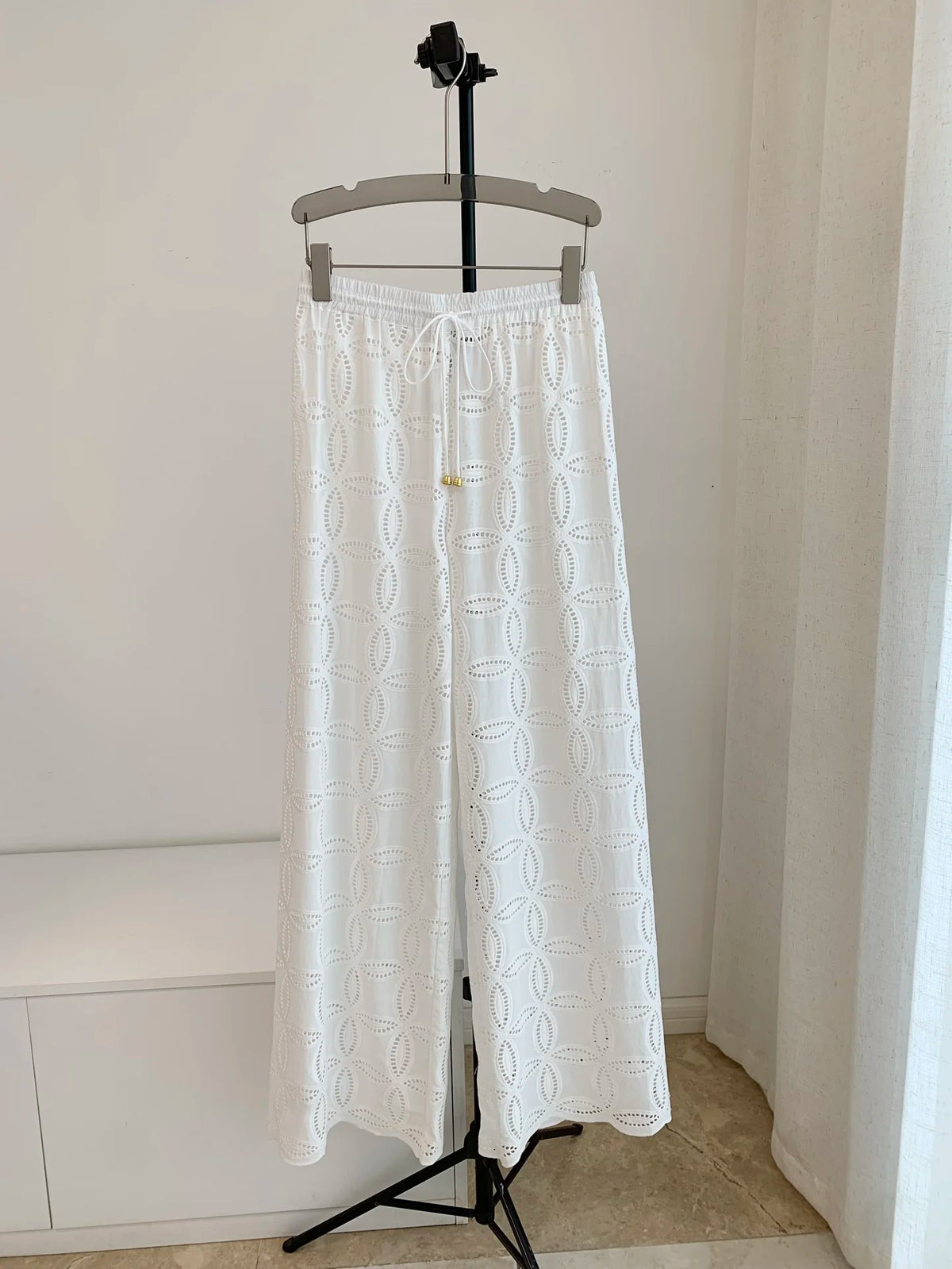 Conjunto Camisa Calada y Pantalón Blanco de Algodón — Set Vacaciones