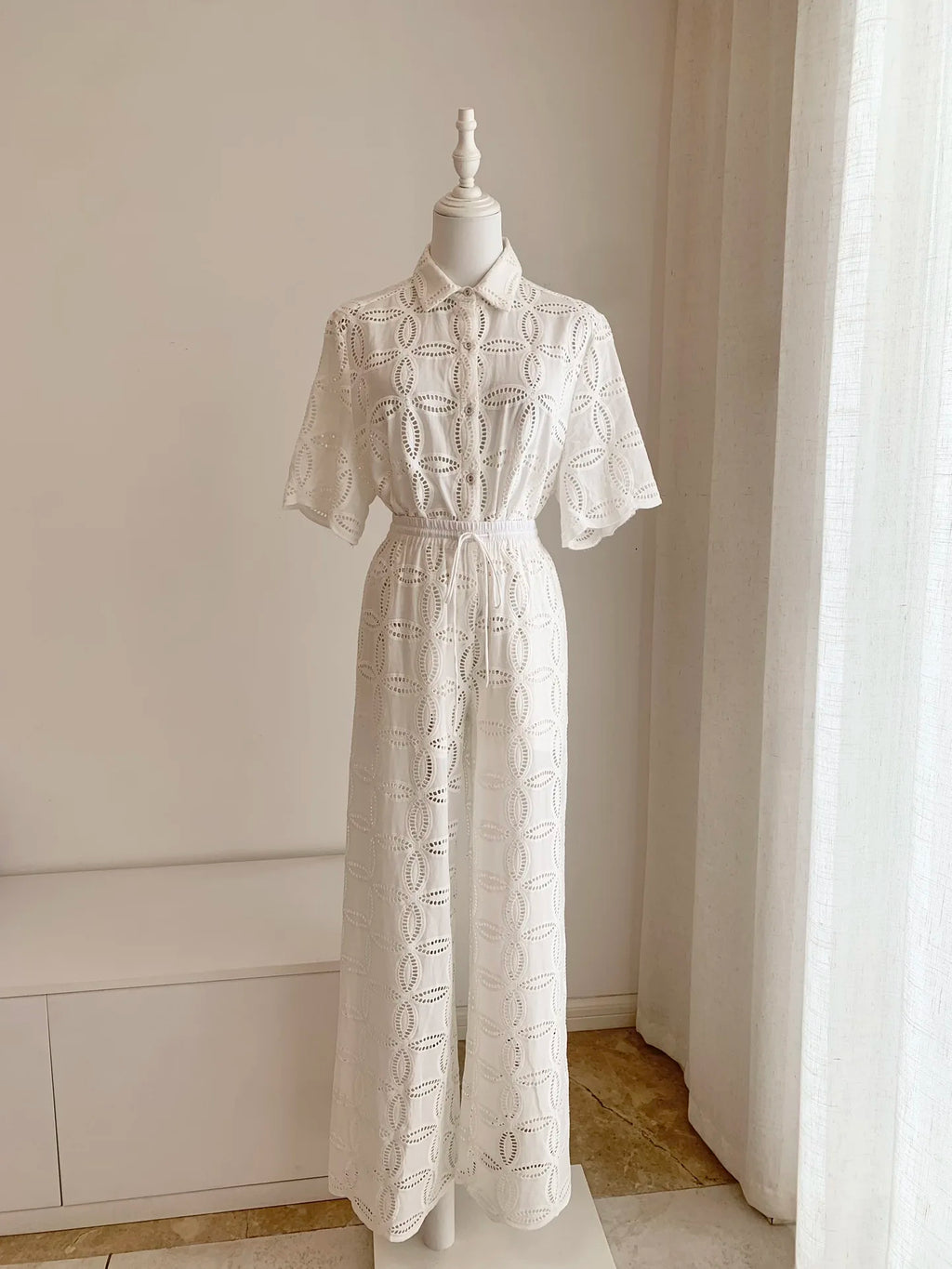 Conjunto Camisa Calada y Pantalón Blanco de Algodón — Set Vacaciones
