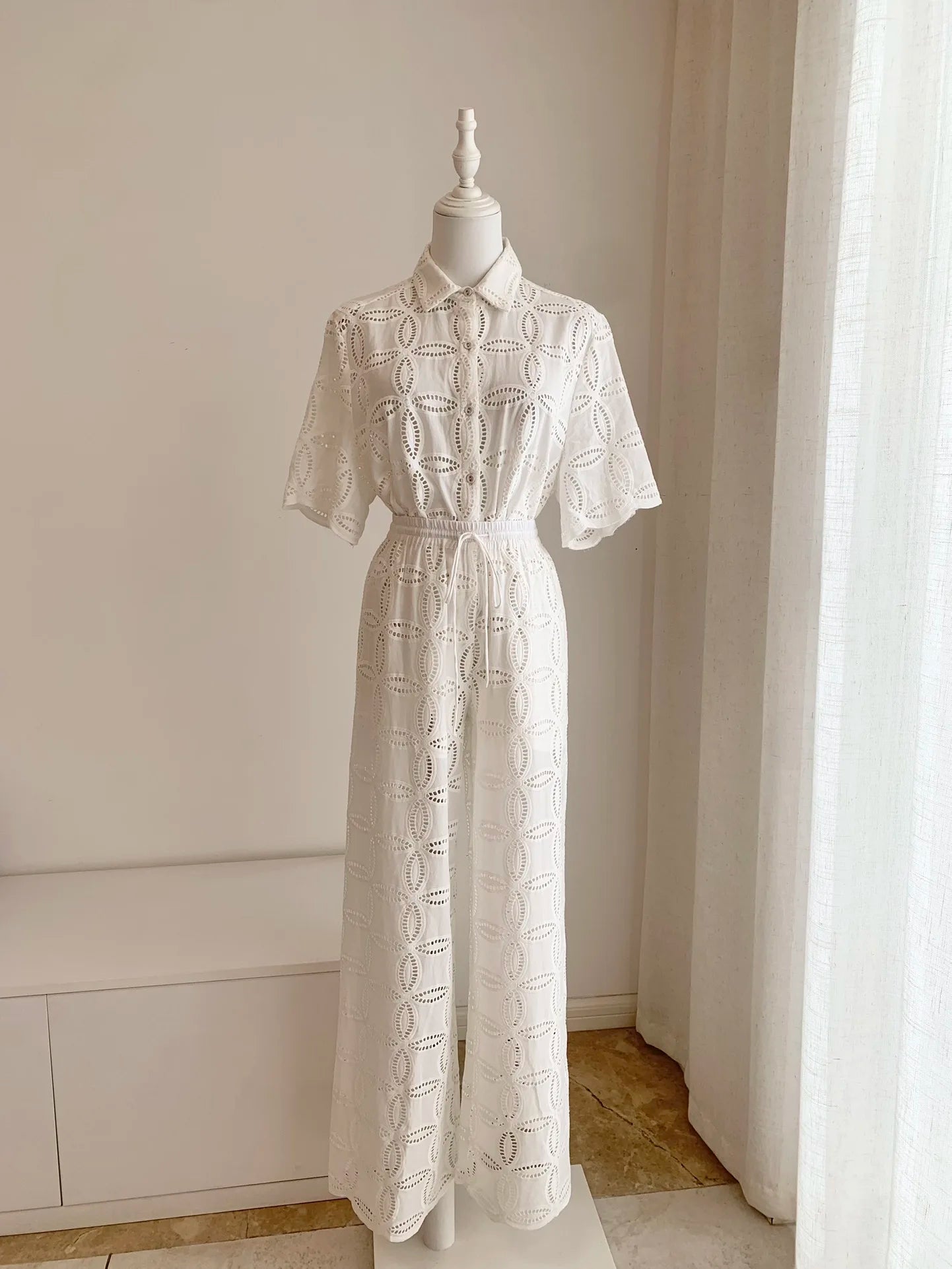 Conjunto Camisa Calada y Pantalón Blanco de Algodón — Set Vacaciones