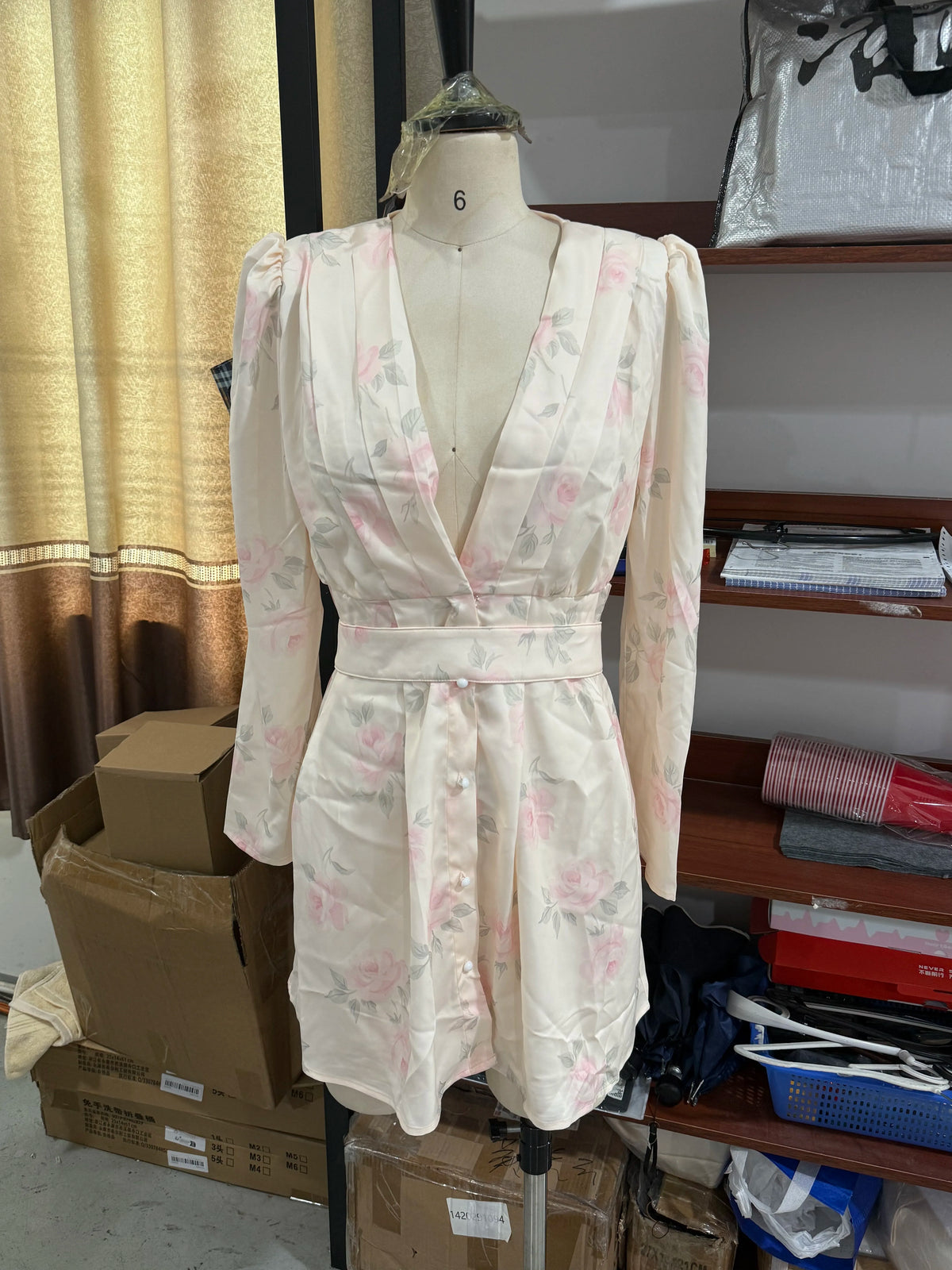 Vestido Corto Floral Escote V — Mangas Largas y Volados