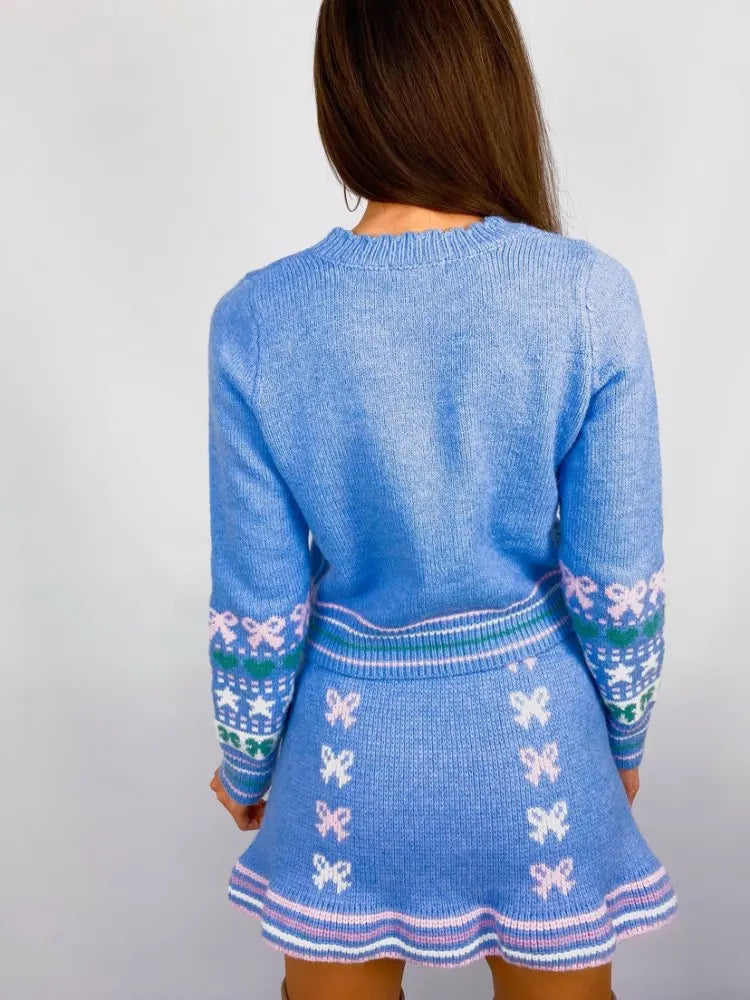 Conjunto Sweater Corto Azul con Corazones y Falda Mini — Set a Juego