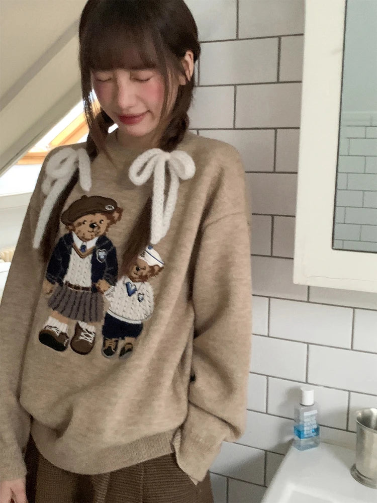 Sweater Bordado de Oso Trenzado — Estilo Universitario