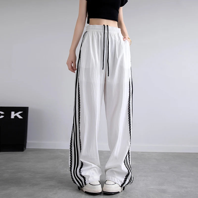 Pantalón Ancho con Encaje y Franja Lateral — Estilo Deportivo