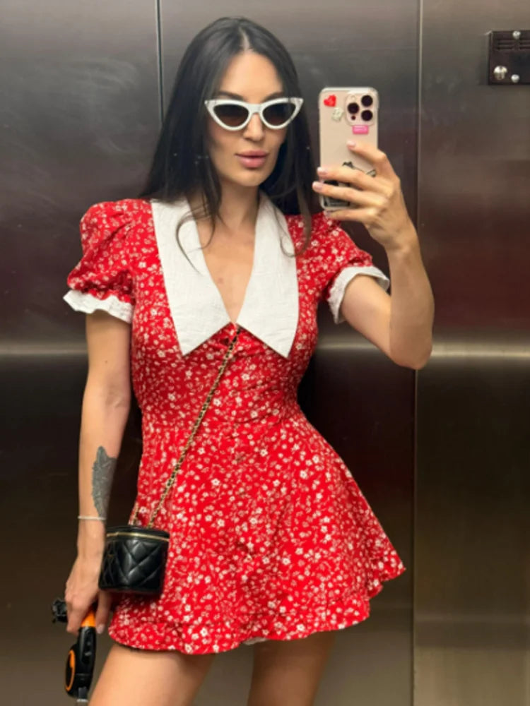 Vestido Corto Floral con Volados en Capas — Mangas Abullonadas