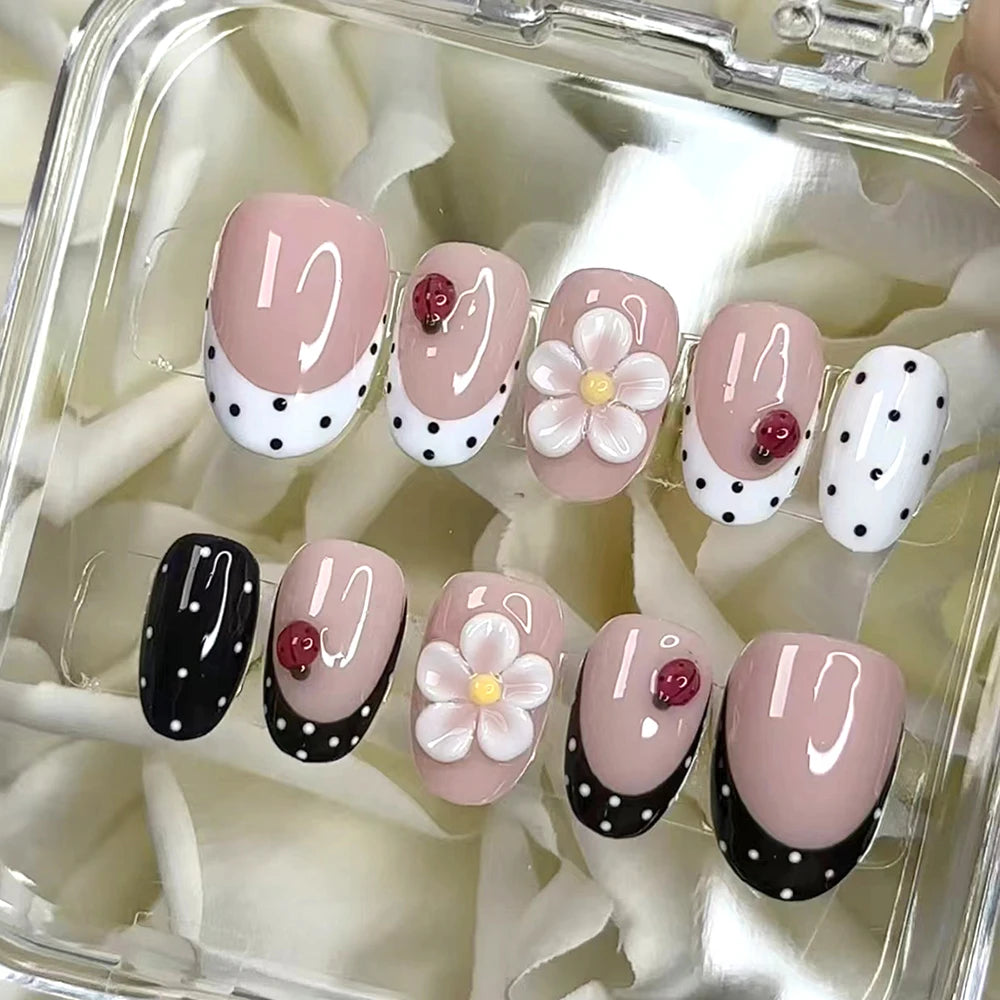 Set de Uñas Postizas con Diseño Floral y Mariquitas