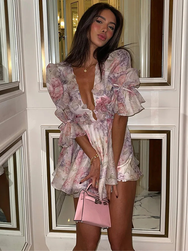 Vestido Mini Floral con Volados 3D — Escote V y Espalda Descubierta