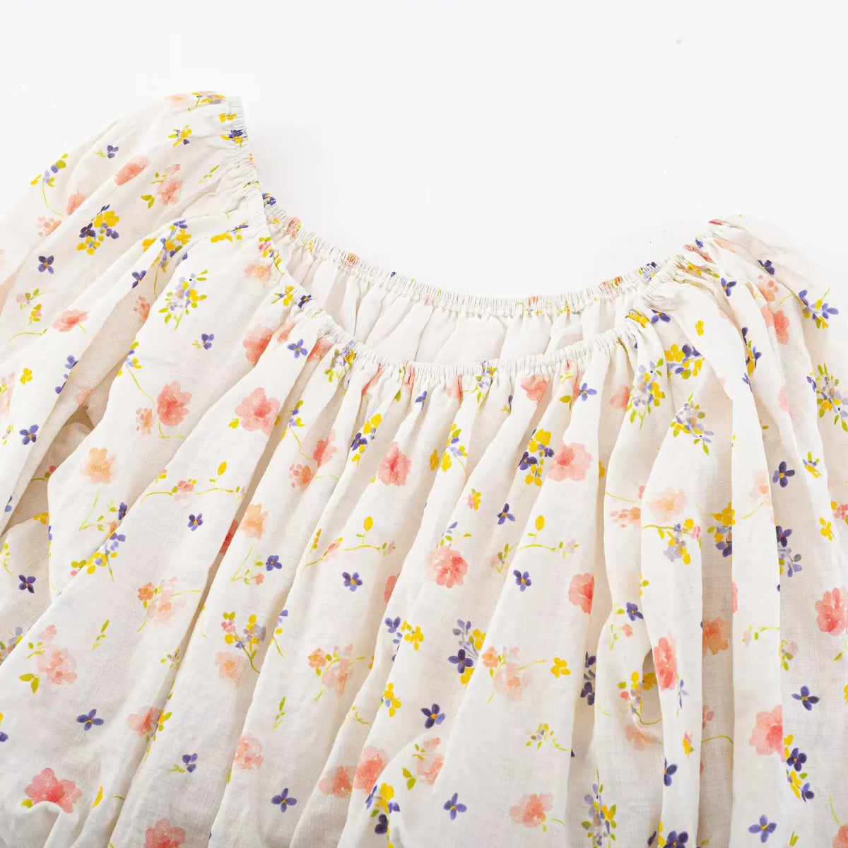 Blusa Beige Floral — Hombro Asimétrico y Manga Farol