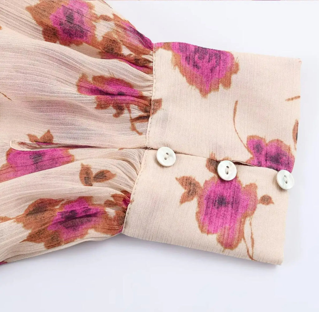 Blusa Floral con Volados — Cuello Alto y Manga Farol