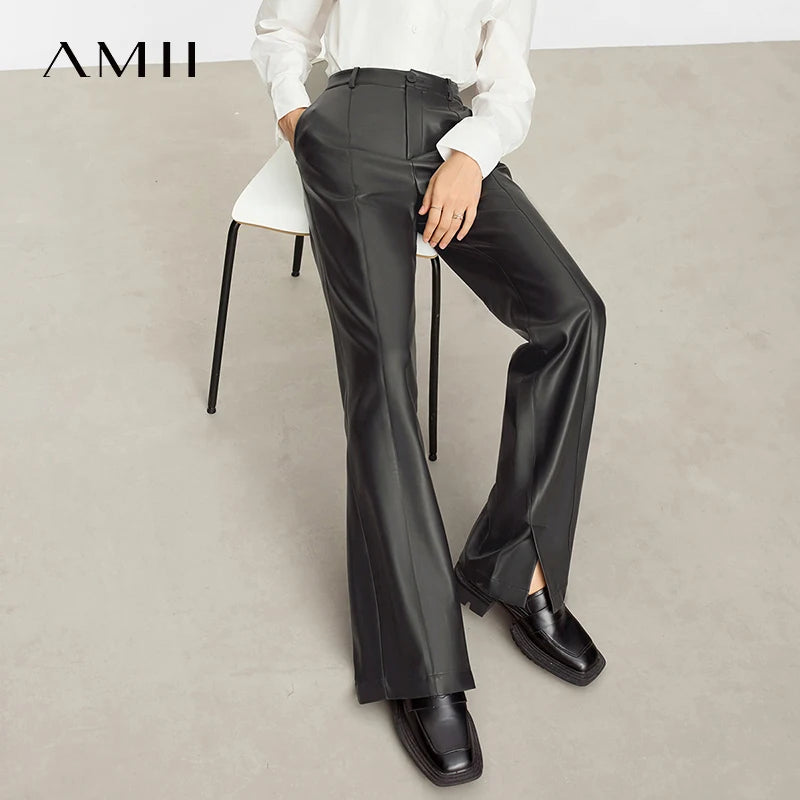 Pantalón de Cuero Vegano Minimalista — Pierna Ancha con Abertura