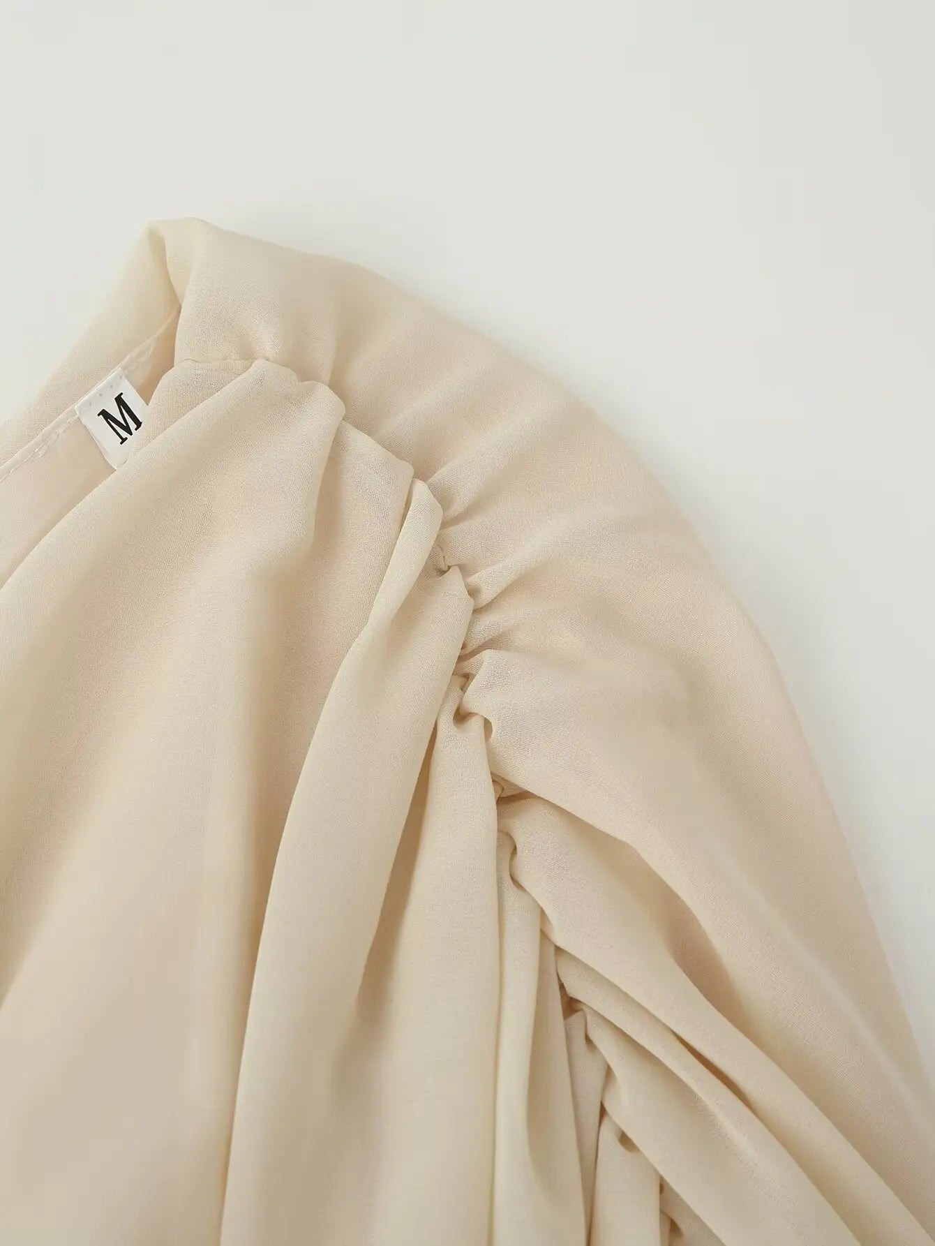Blusa Kaki Escote V — Manga Murciélago Asimétrica