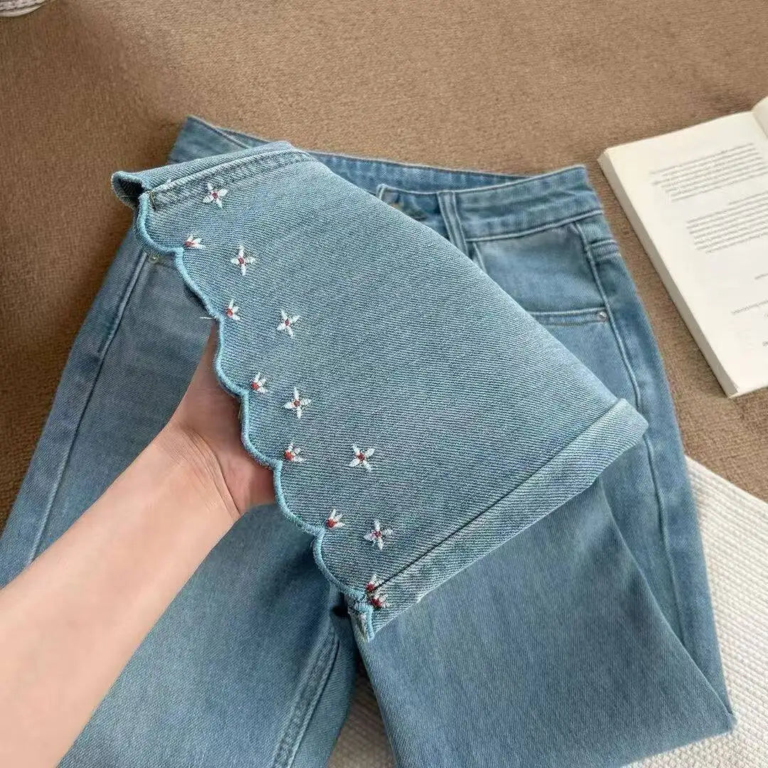 Jeans Acampanados con Bordado de Encaje — Tiro Alto