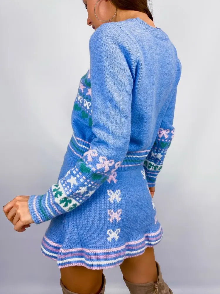 Conjunto Sweater Corto Azul con Corazones y Falda Mini — Set a Juego