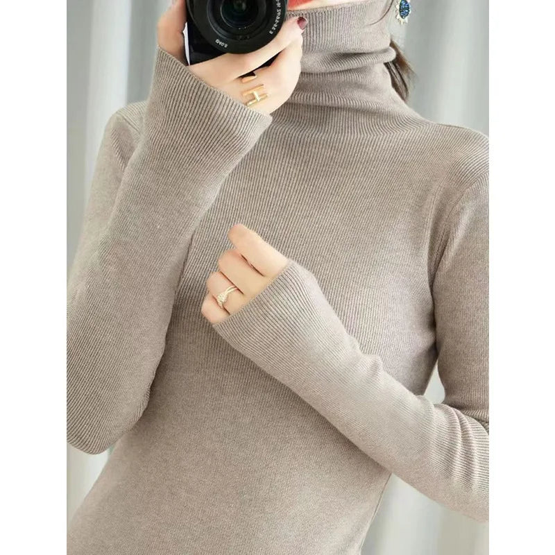 Sweater Cuello Alto Entallado — Grueso y Cómodo