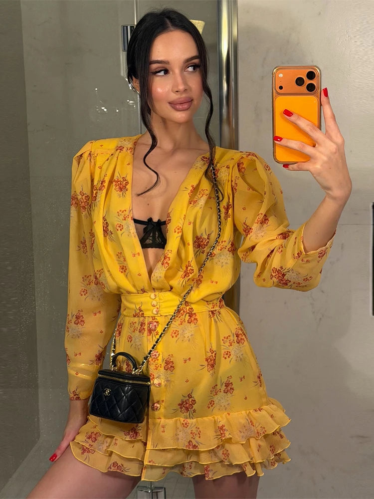 Vestido Corto Floral Escote V — Mangas Largas y Volados