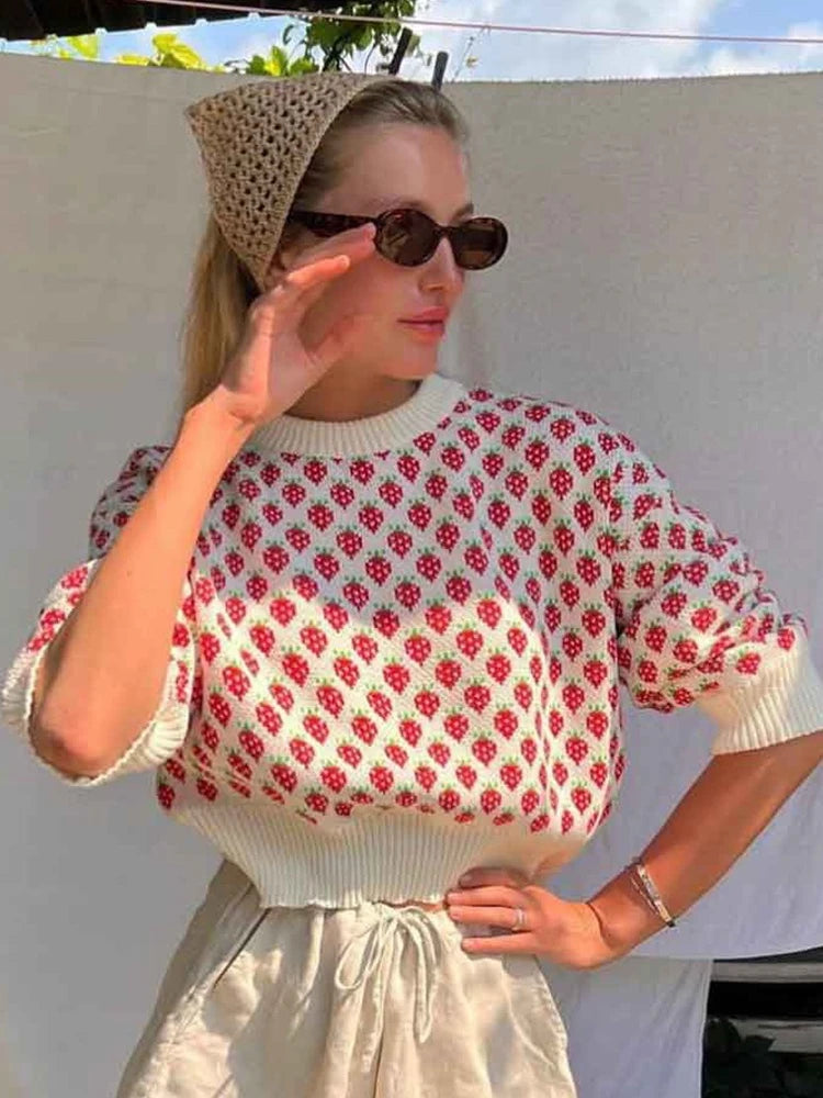 Sweater Corto con Fresas Jacquard — Cuello Redondo