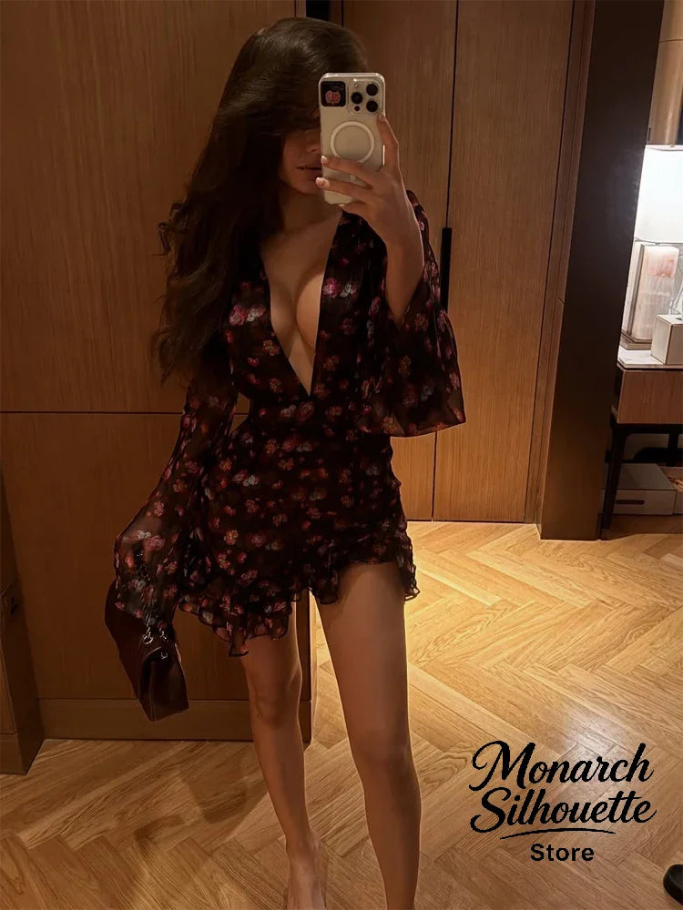Vestido Corto Floral Escote V — Mangas Largas y Volados