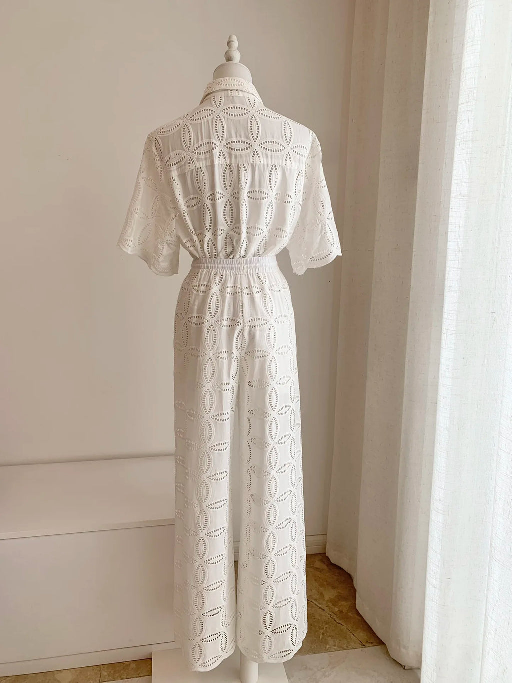 Conjunto Camisa Calada y Pantalón Blanco de Algodón — Set Vacaciones