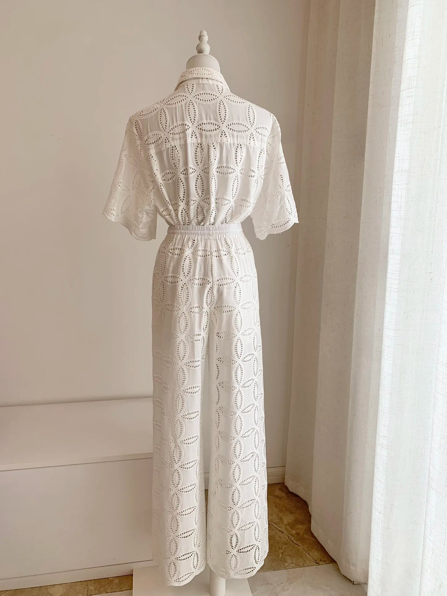 Conjunto Camisa Calada y Pantalón Blanco de Algodón — Set Vacaciones
