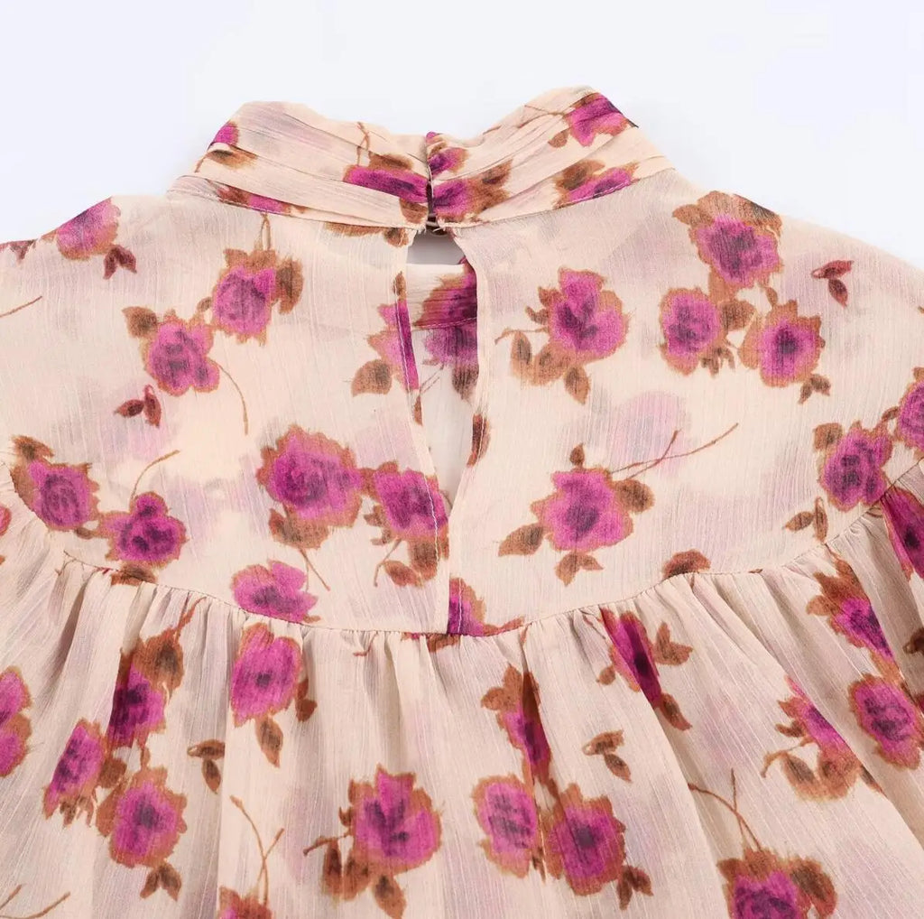 Blusa Floral con Volados — Cuello Alto y Manga Farol