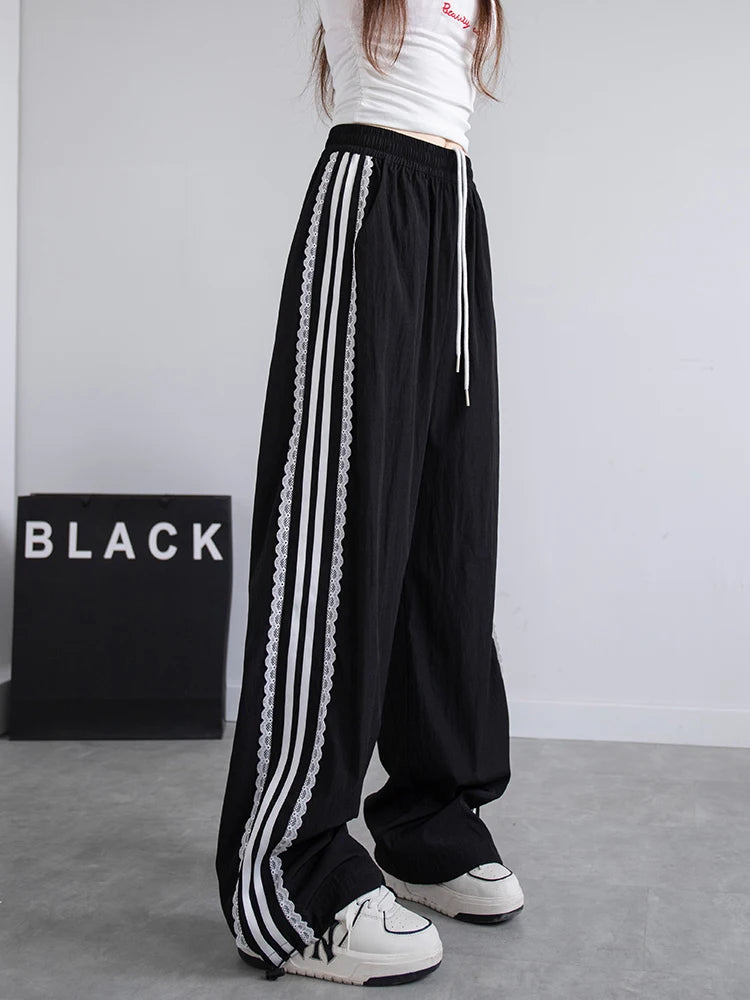 Pantalón Ancho con Encaje y Franja Lateral — Estilo Deportivo