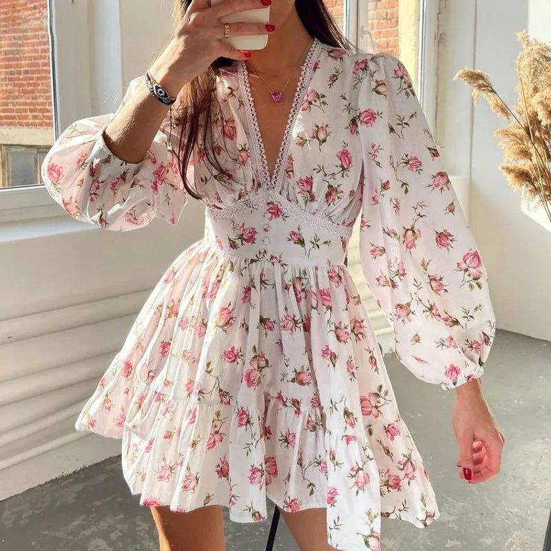 Vestido Corto Escote V con Encaje — Cuento de Hadas