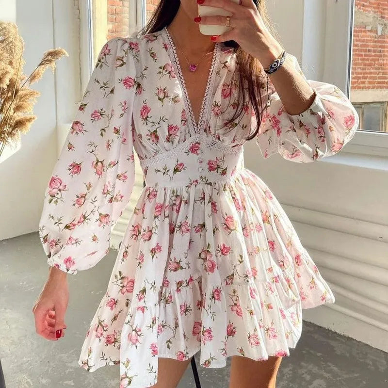 Vestido Corto Escote V con Encaje — Cuento de Hadas