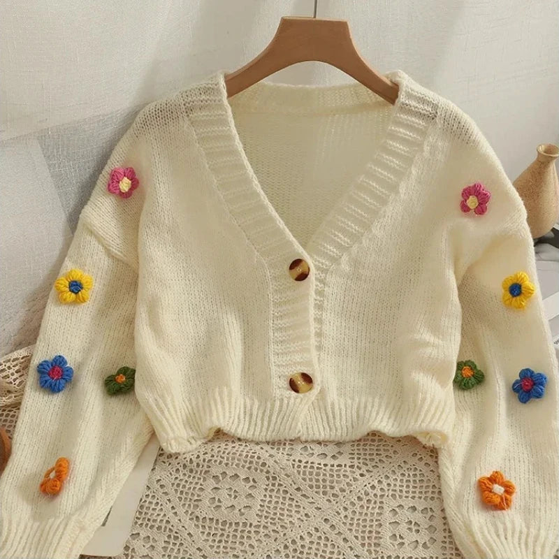 Cárdigan Corto con Flores Aplicadas — Cuello V