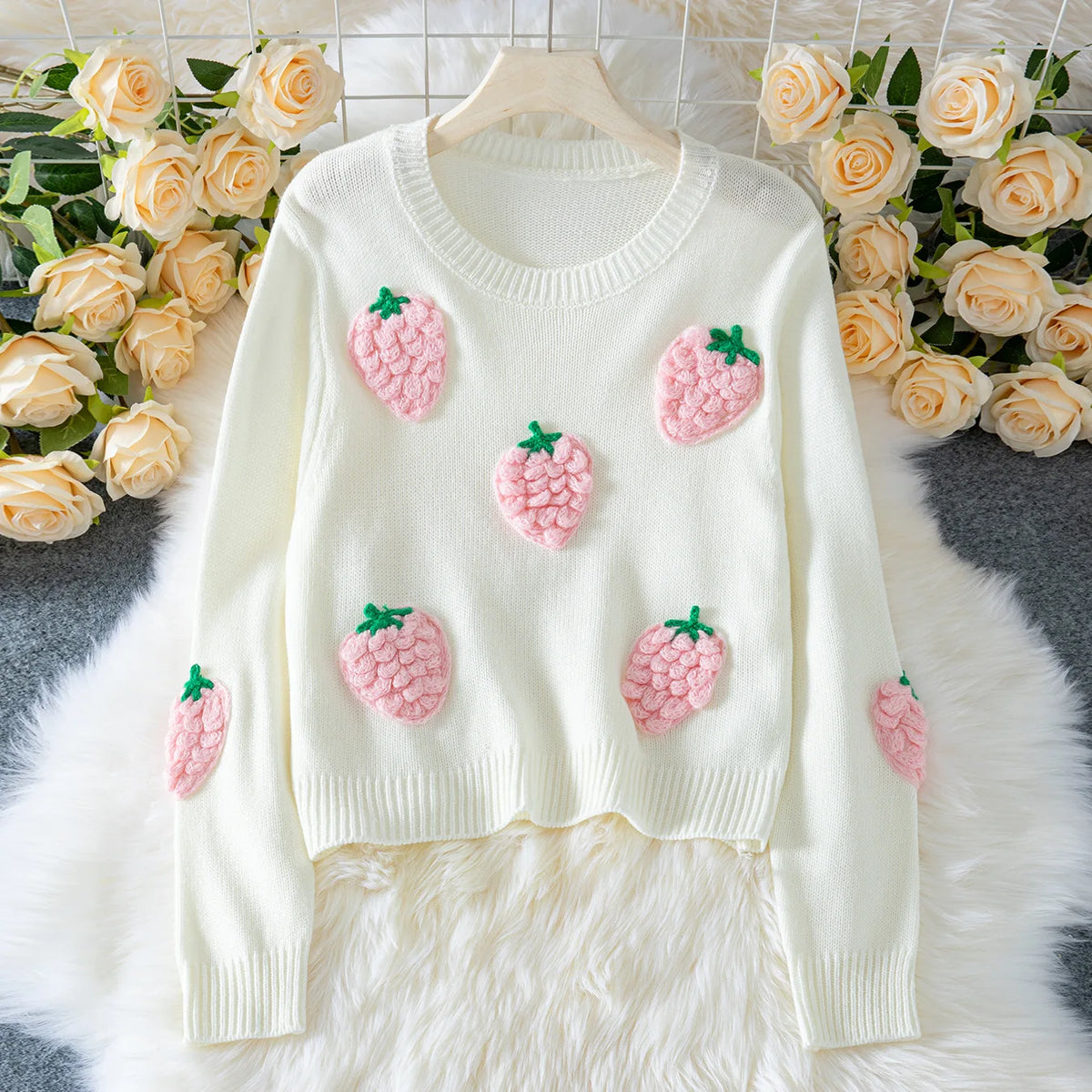 Sweater con Fresas Bordadas 3D — Diseño Tierno