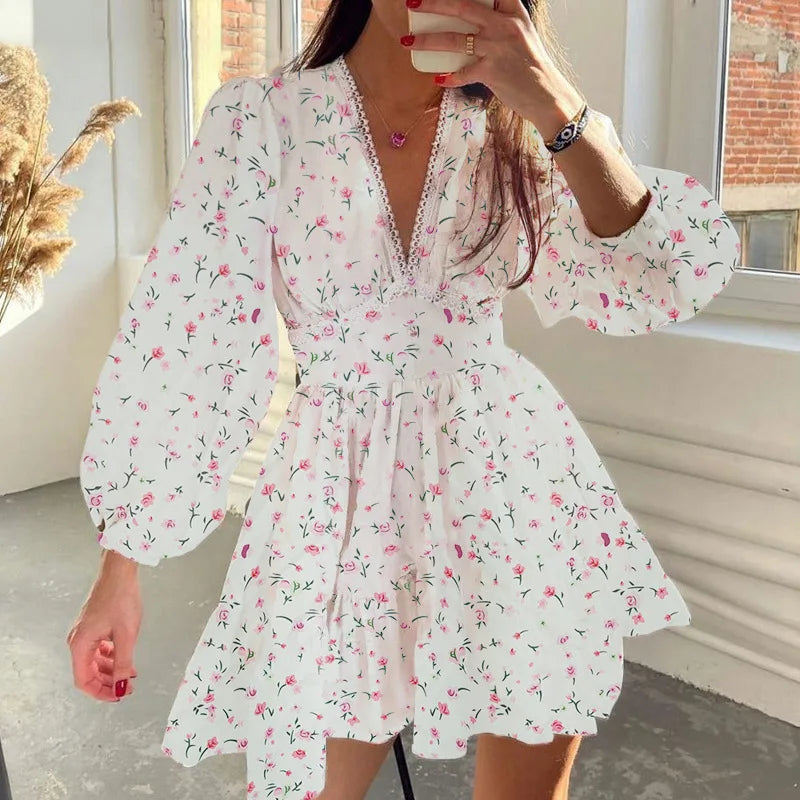 Vestido Corto Escote V con Encaje — Cuento de Hadas
