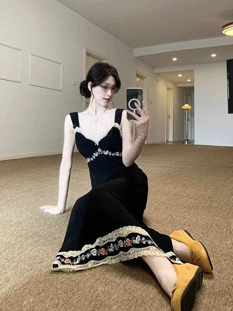 Vestido Negro Bordado Escote V — Cintura Marcada