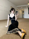 Vestido Negro Bordado Escote V — Cintura Marcada