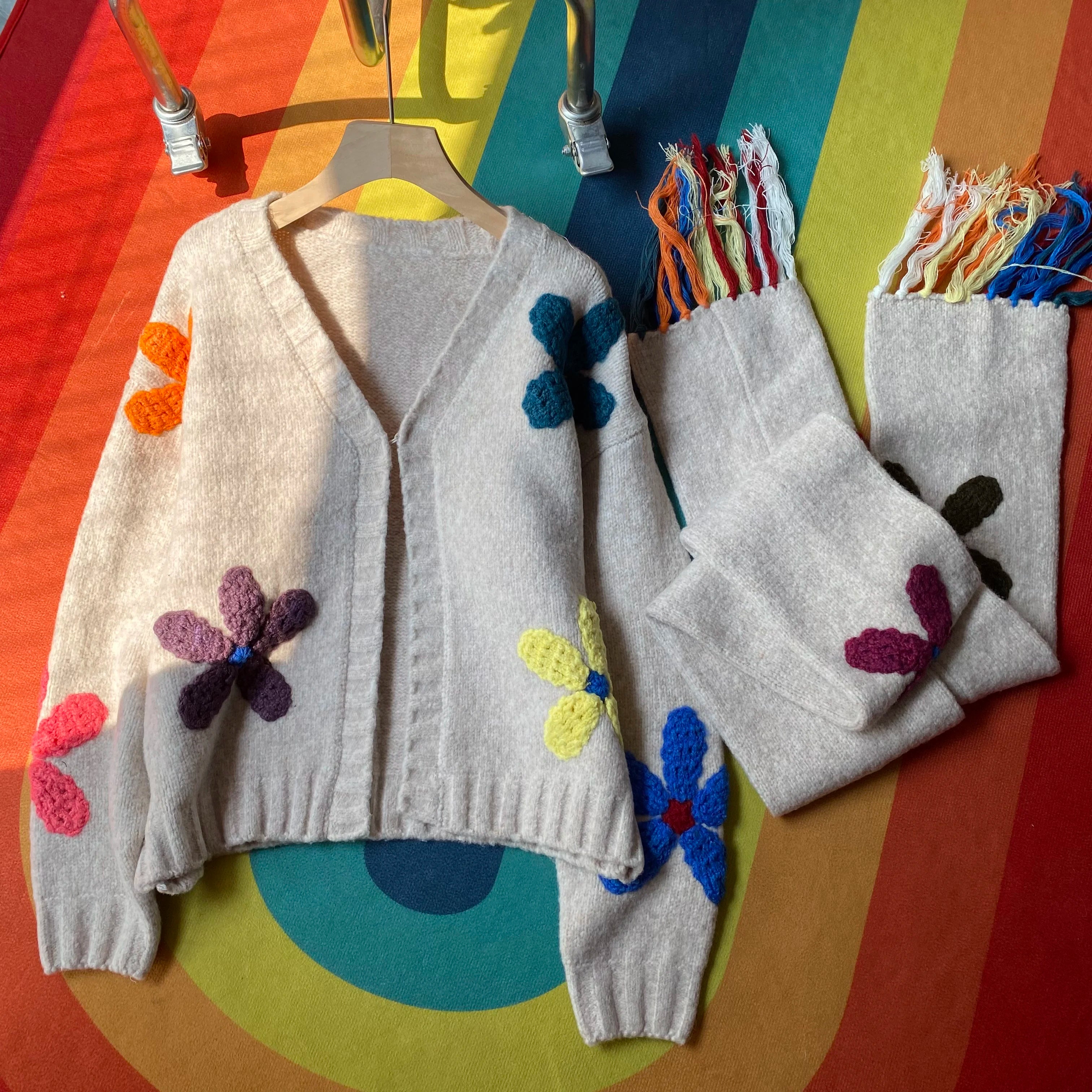 Cárdigan Crochet Floral 3D con Bufanda a Juego