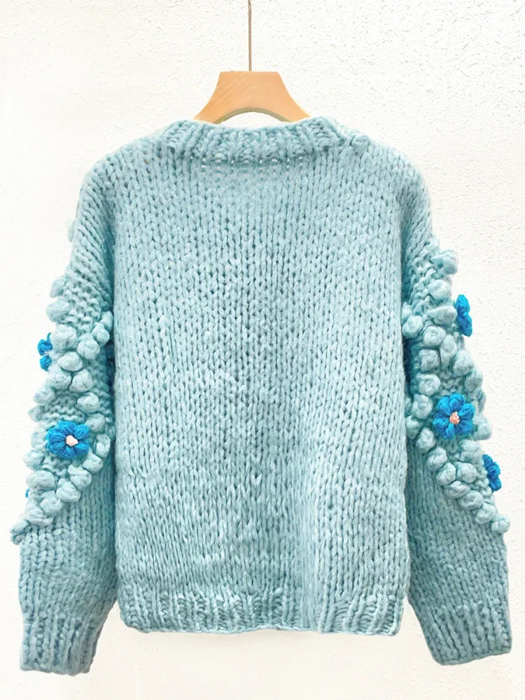 Cárdigan Crochet con Pompones y Bordado Floral