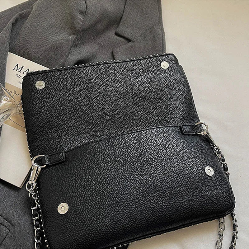 Bolso Cruzado Minimalista con Cadena — Línea Retro
