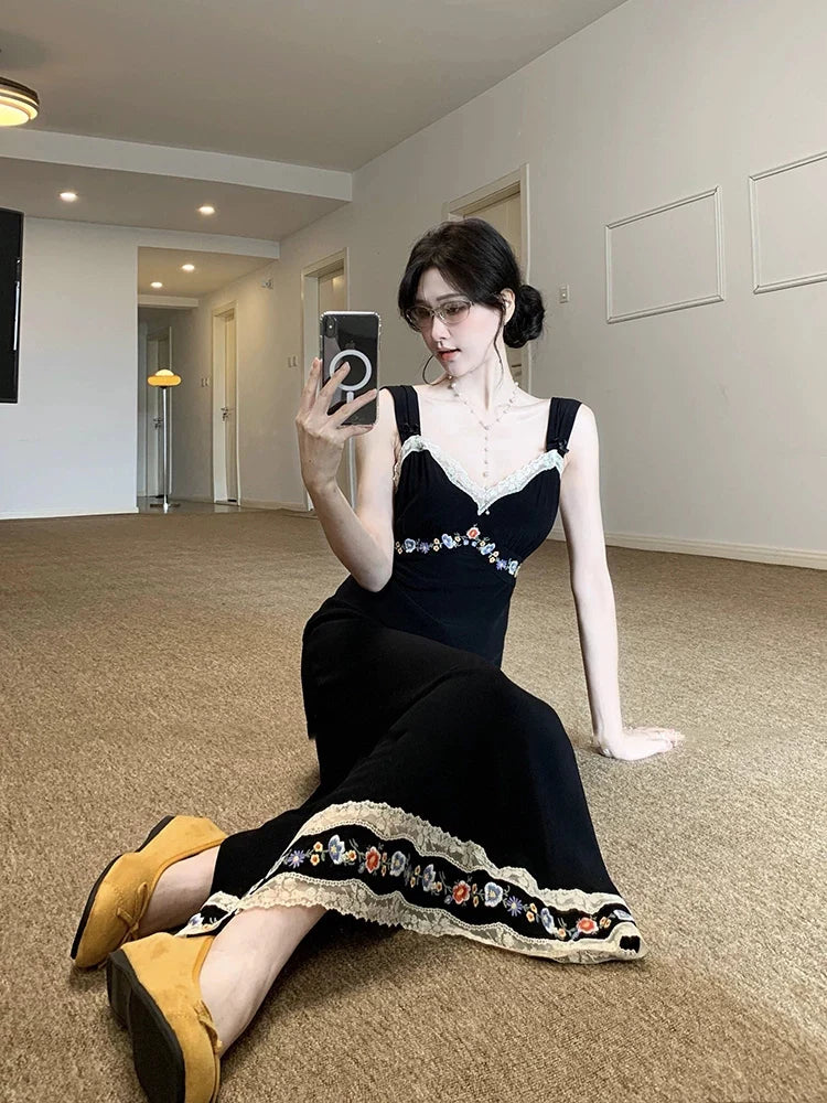 Vestido Negro Bordado Escote V — Cintura Marcada