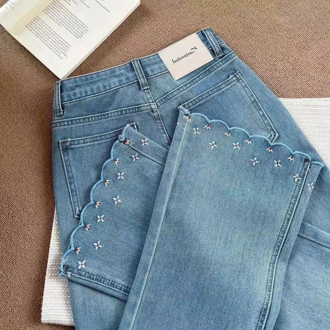Jeans Acampanados con Bordado de Encaje — Tiro Alto