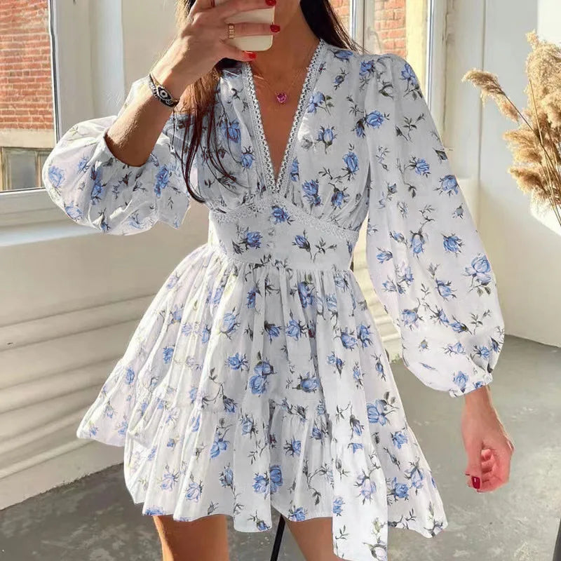 Vestido Corto Escote V con Encaje — Cuento de Hadas