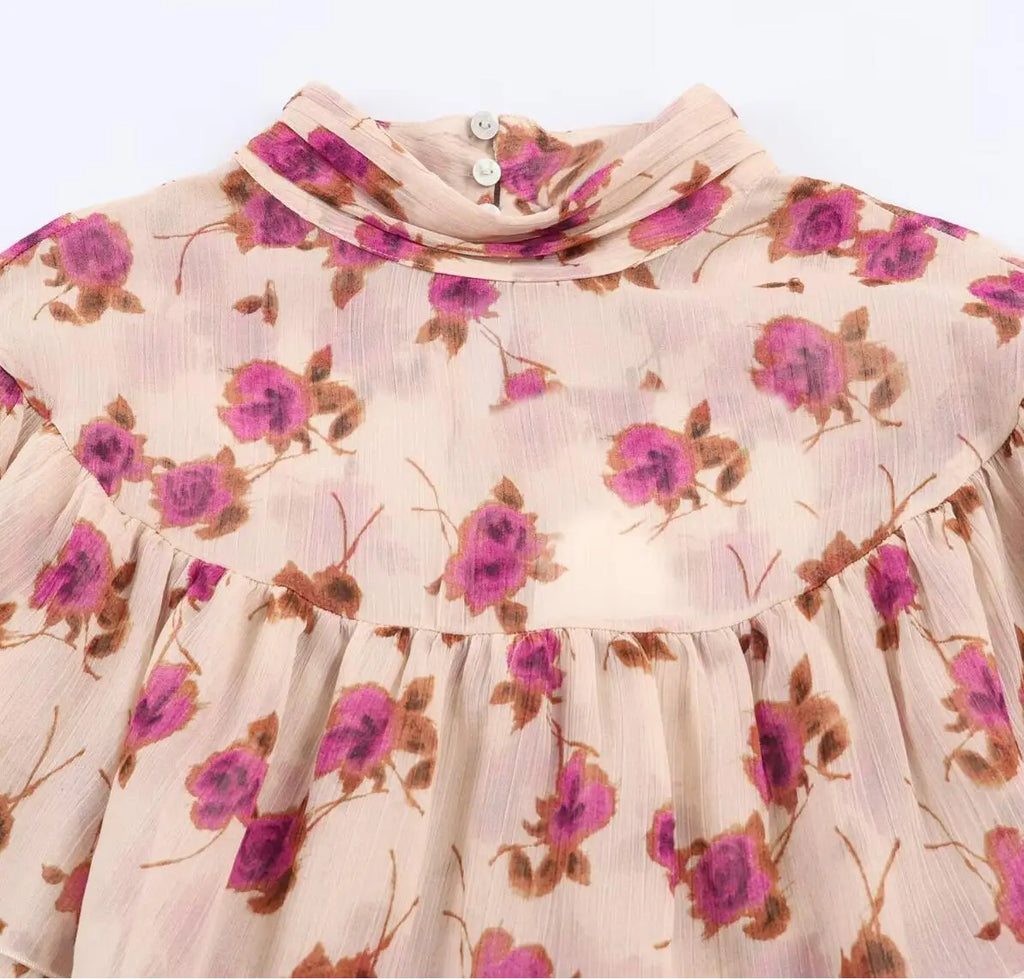 Blusa Floral con Volados — Cuello Alto y Manga Farol