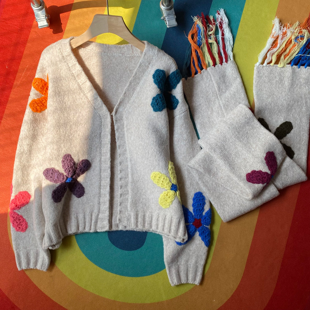 Cárdigan Crochet Floral 3D con Bufanda a Juego