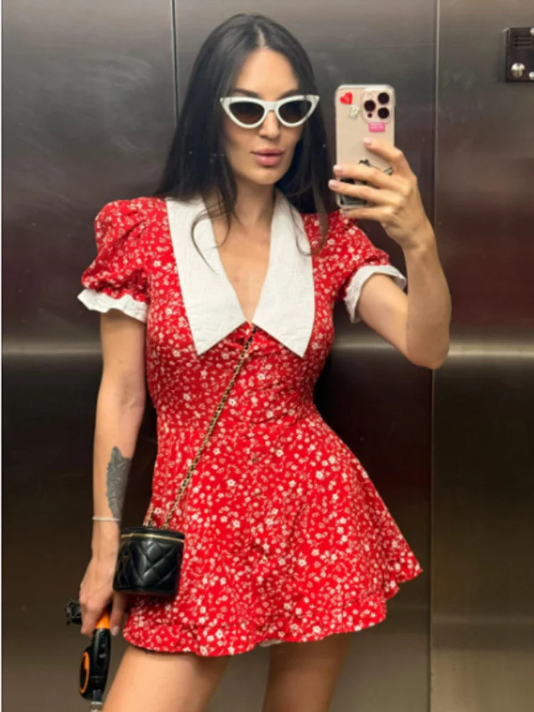 Vestido Corto Floral con Volados en Capas — Mangas Abullonadas