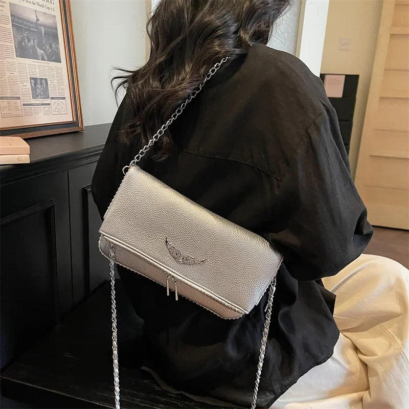 Bolso Cruzado Minimalista con Cadena — Línea Retro