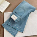 Jeans Acampanados con Bordado de Encaje — Tiro Alto