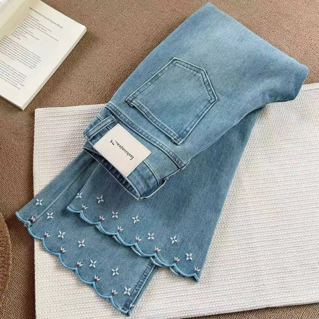 Jeans Acampanados con Bordado de Encaje — Tiro Alto
