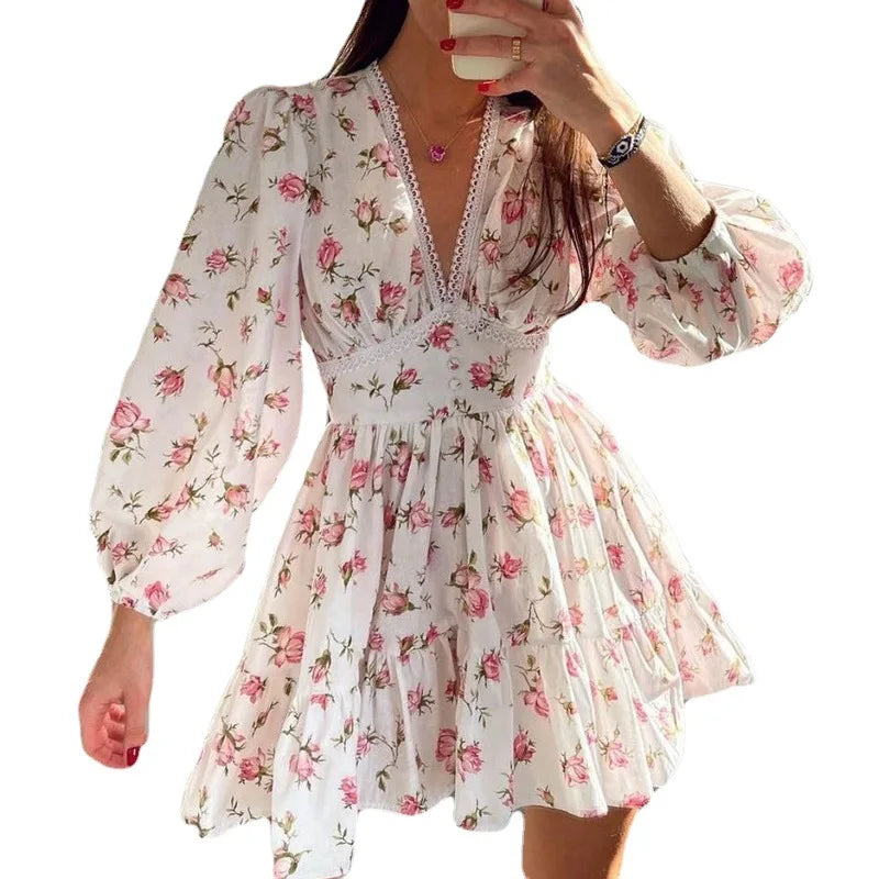 Vestido Corto Escote V con Encaje — Cuento de Hadas
