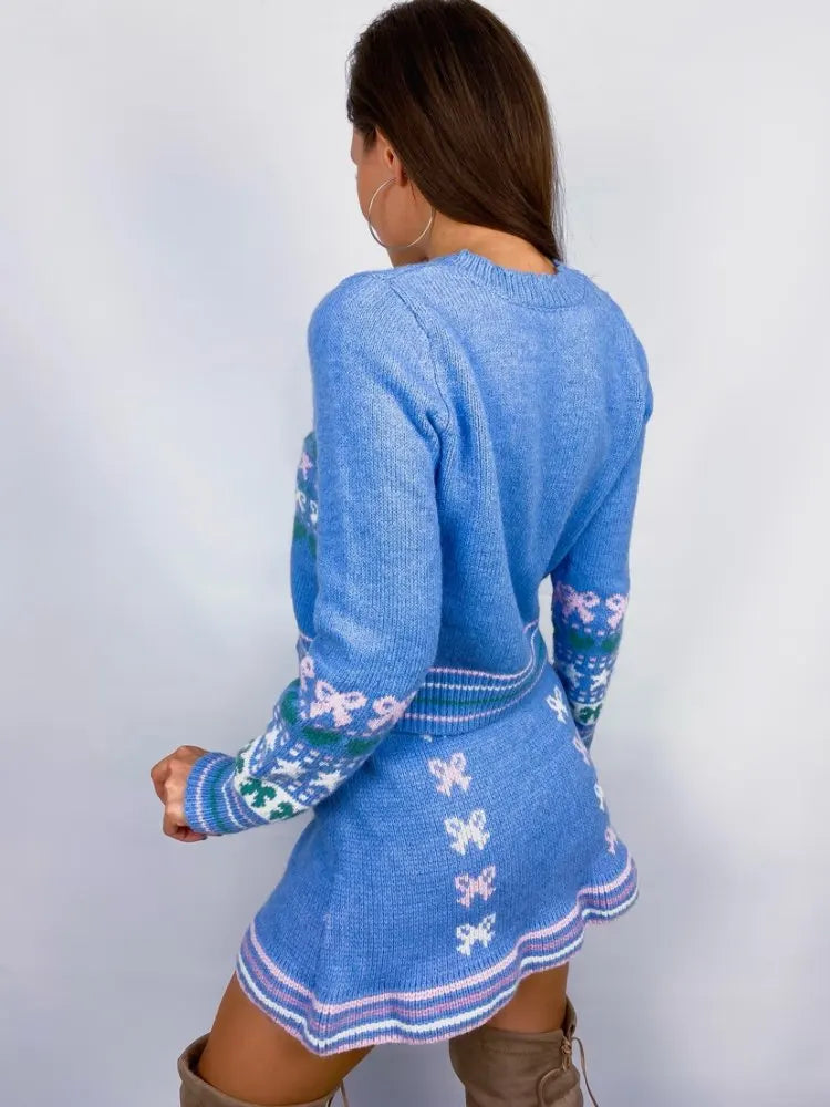 Conjunto Sweater Corto Azul con Corazones y Falda Mini — Set a Juego