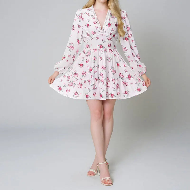 Vestido Corto Escote V con Encaje — Cuento de Hadas