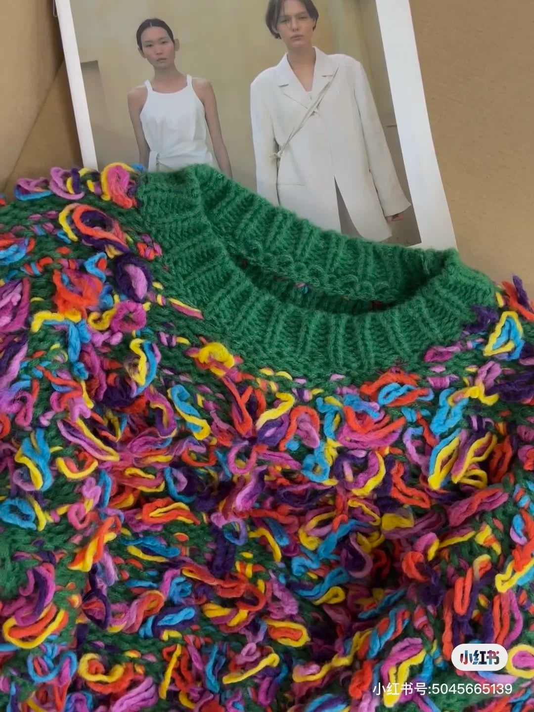 Sweater Multicolor con Flecos — Estilo Vintage Artesanal